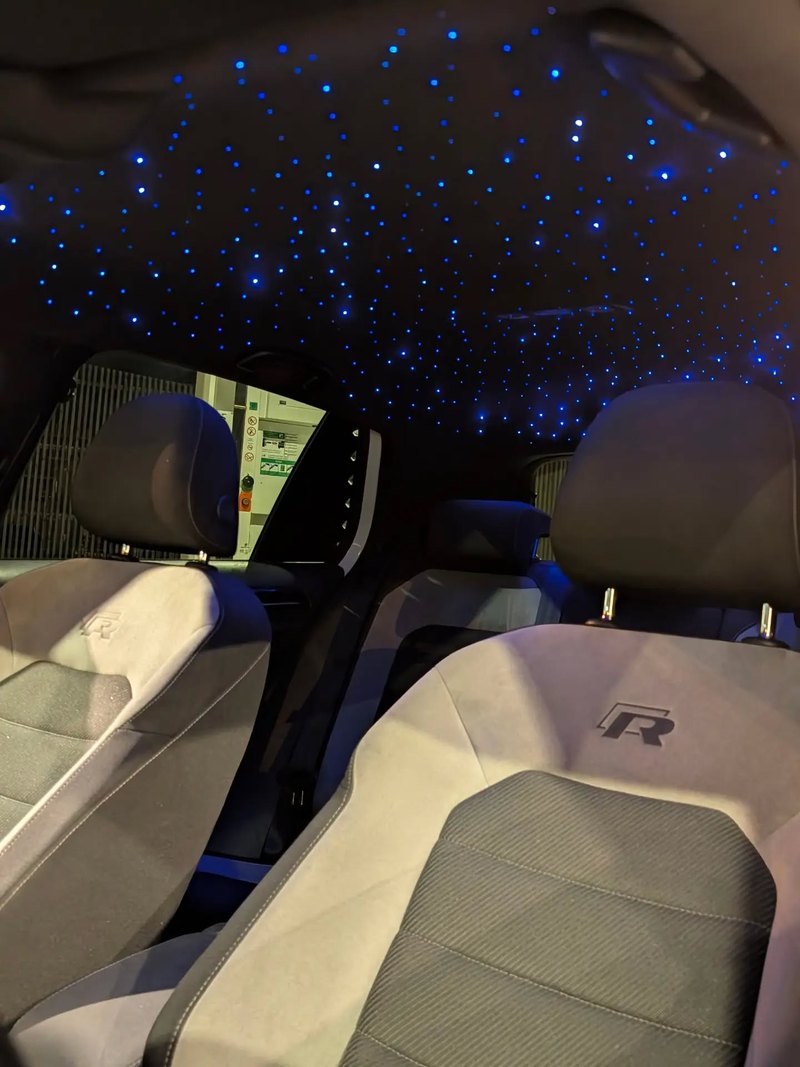 Ciel étoilé bleu réalisé dans une Volkswagen Golf R