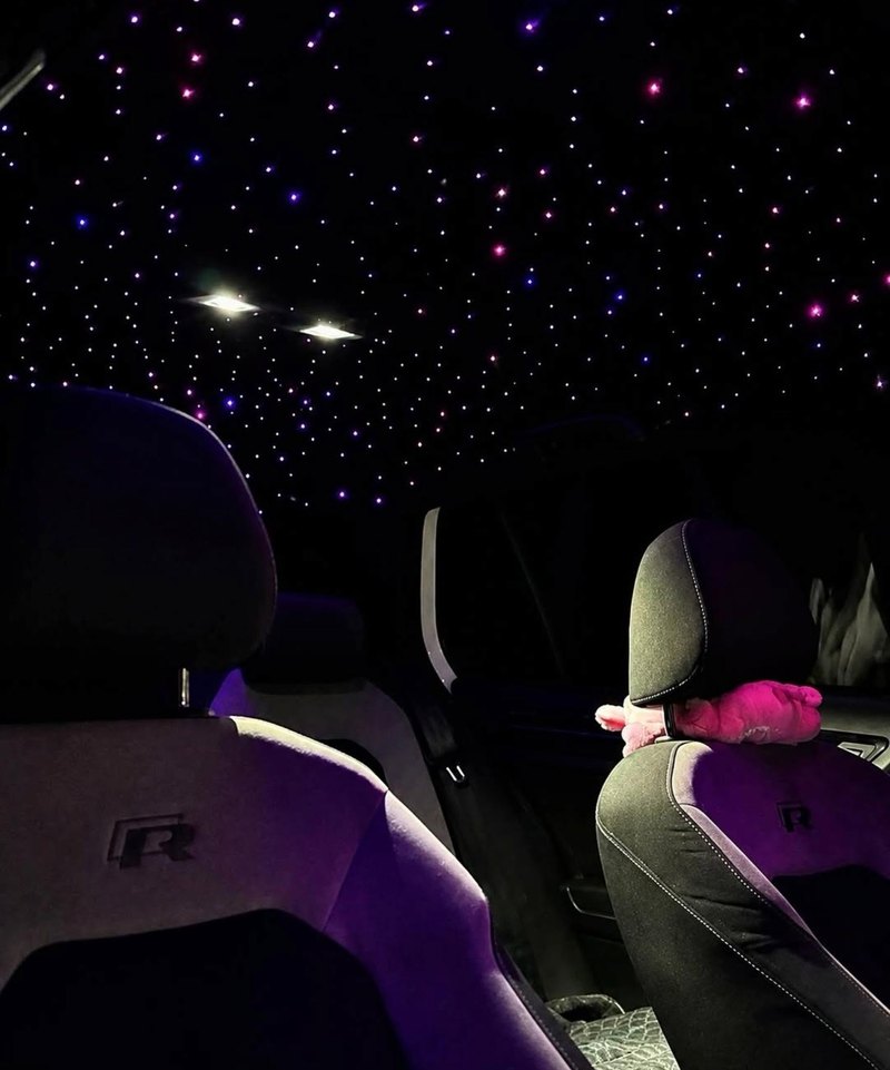 Ciel étoilé violet et rose réalisé par LuxSky dans une Volkswagen Golf R